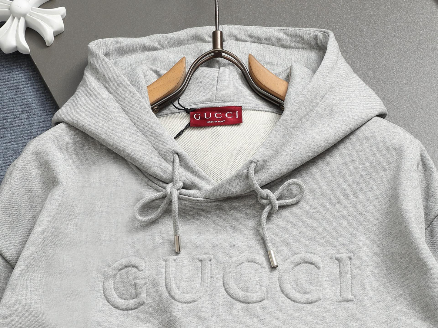 グッチ「Gucci」エンボスロゴ ヴィンテージインスパイアード スウェットシャツ