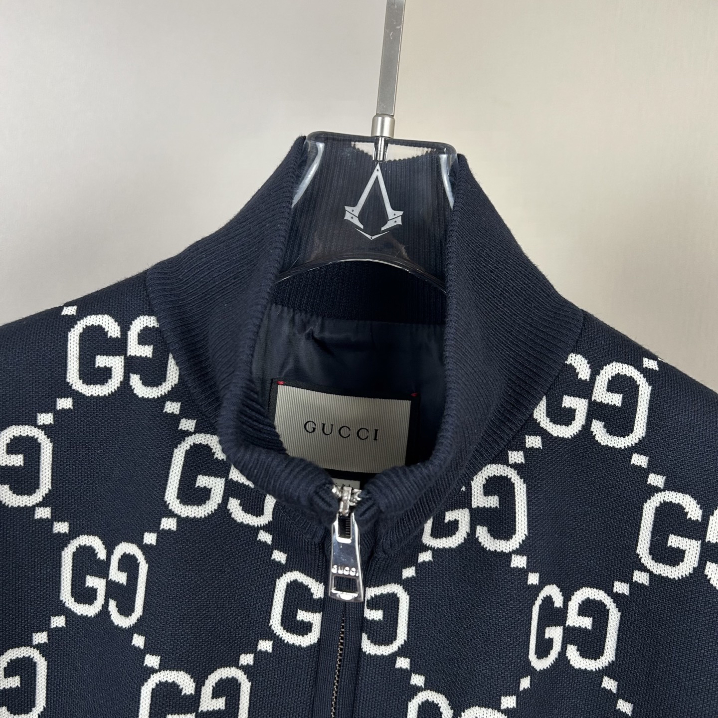 グッチ「Gucci」フルジャカードロゴ スタンドカラー ジップフロント ニットジャケット