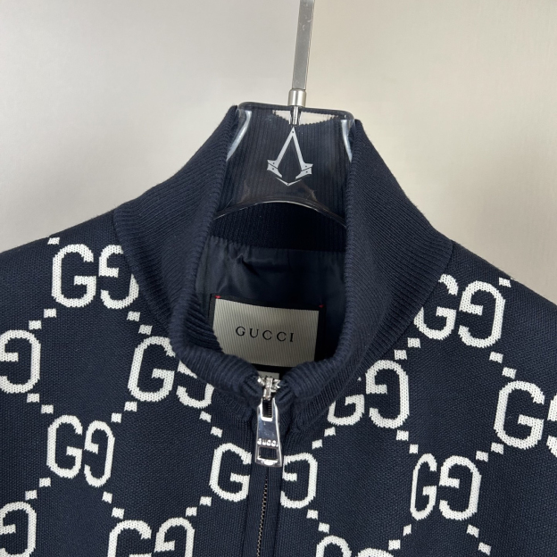 グッチ「Gucci」フルジャカードロゴ スタンドカラー ジップフロント ニットジャケット