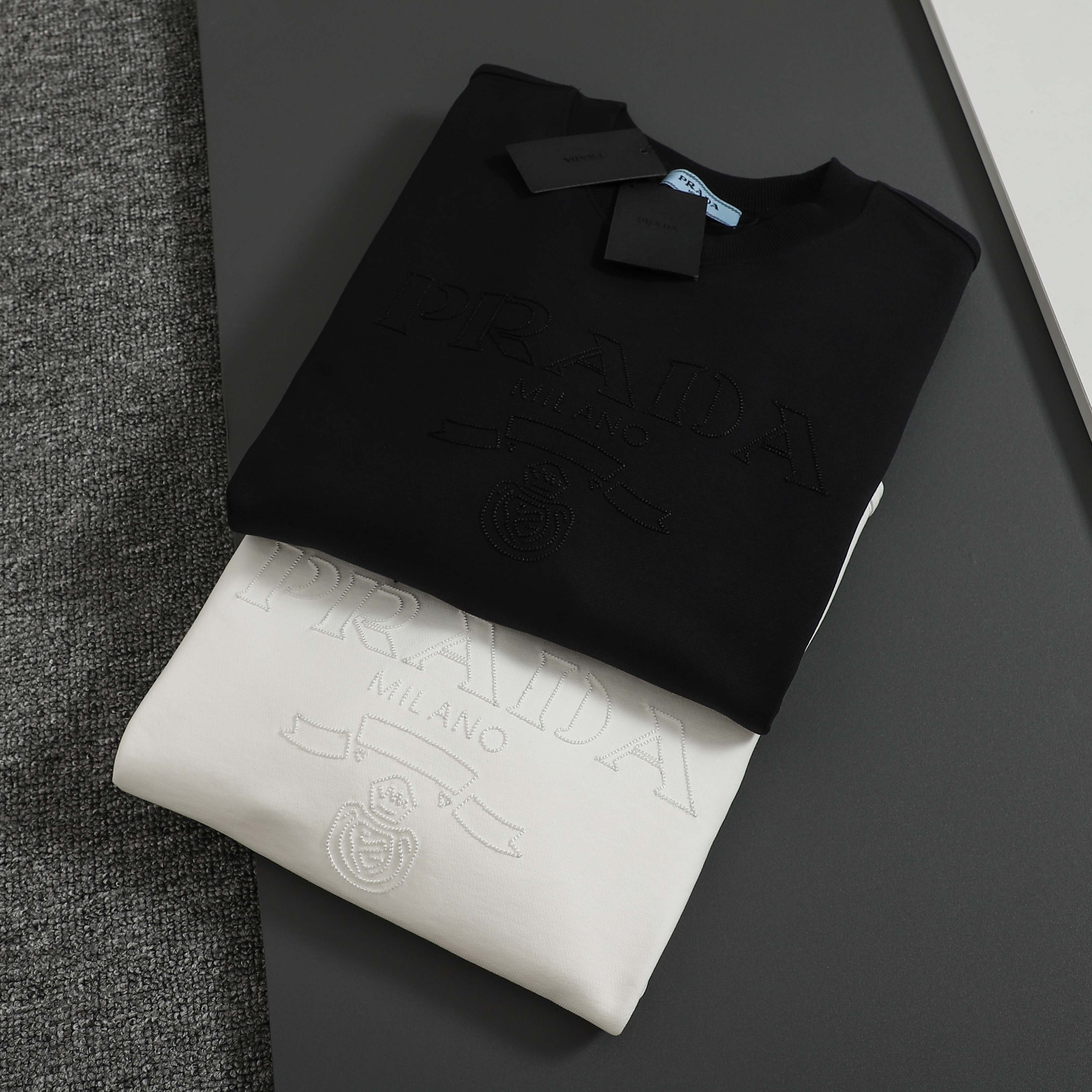 プラダ「Prada」ユニセックス クルーネック スウェットシャツ