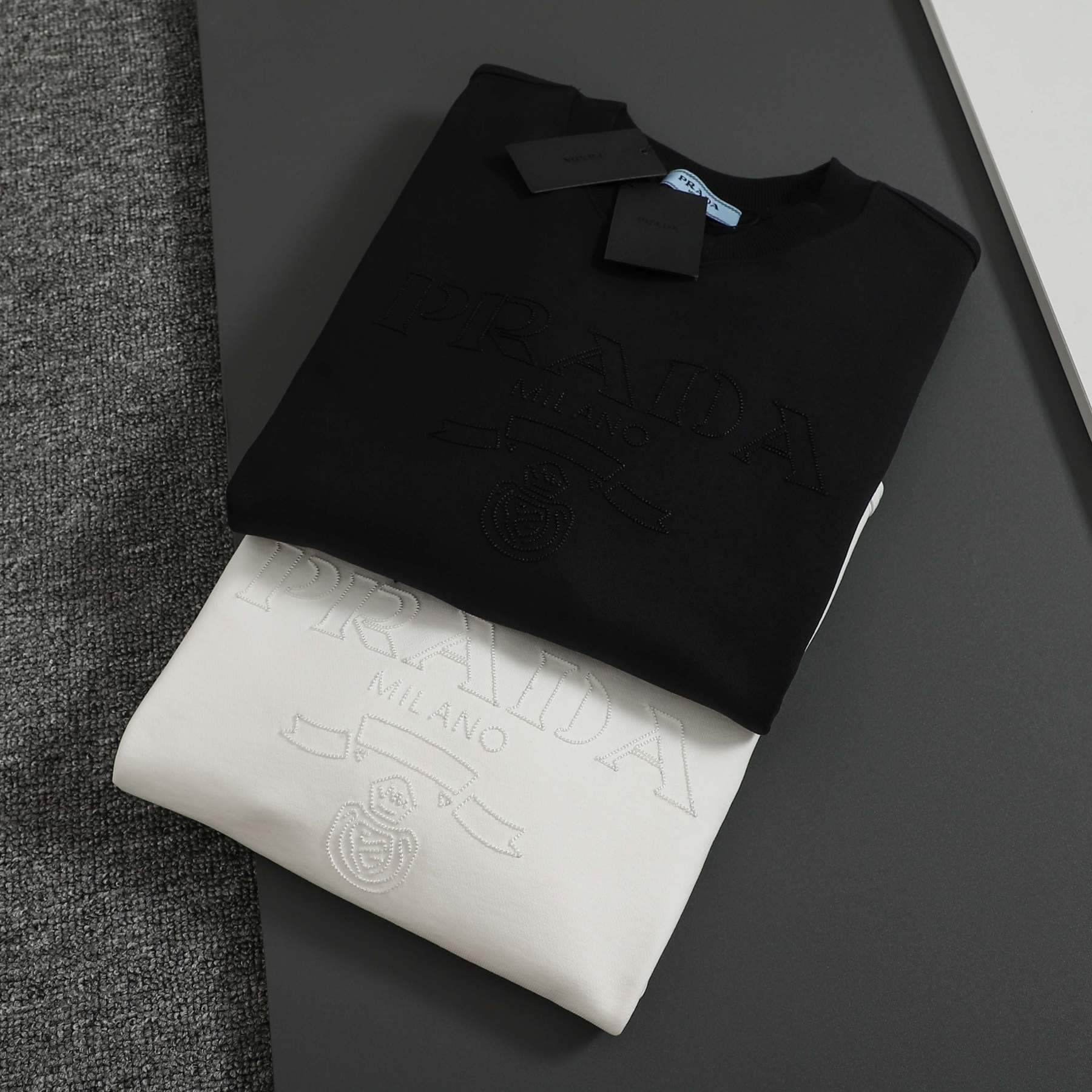 プラダ「Prada」ユニセックス クルーネック スウェットシャツ