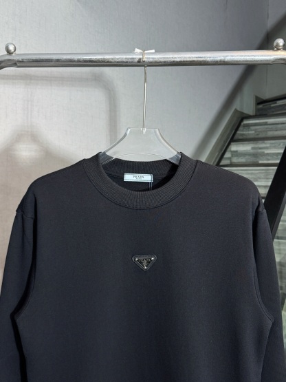 プラダ「Prada」トライアングル ロゴ クルーネック スウェットシャツ
