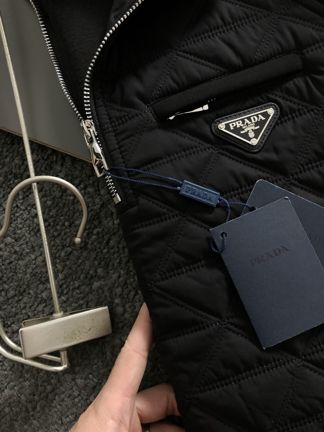 プラダ「Prada」トライアングル ジップポケット スウェットシャツ