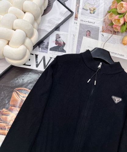 プラダ「Prada」ジップ フード ニット ジャケット