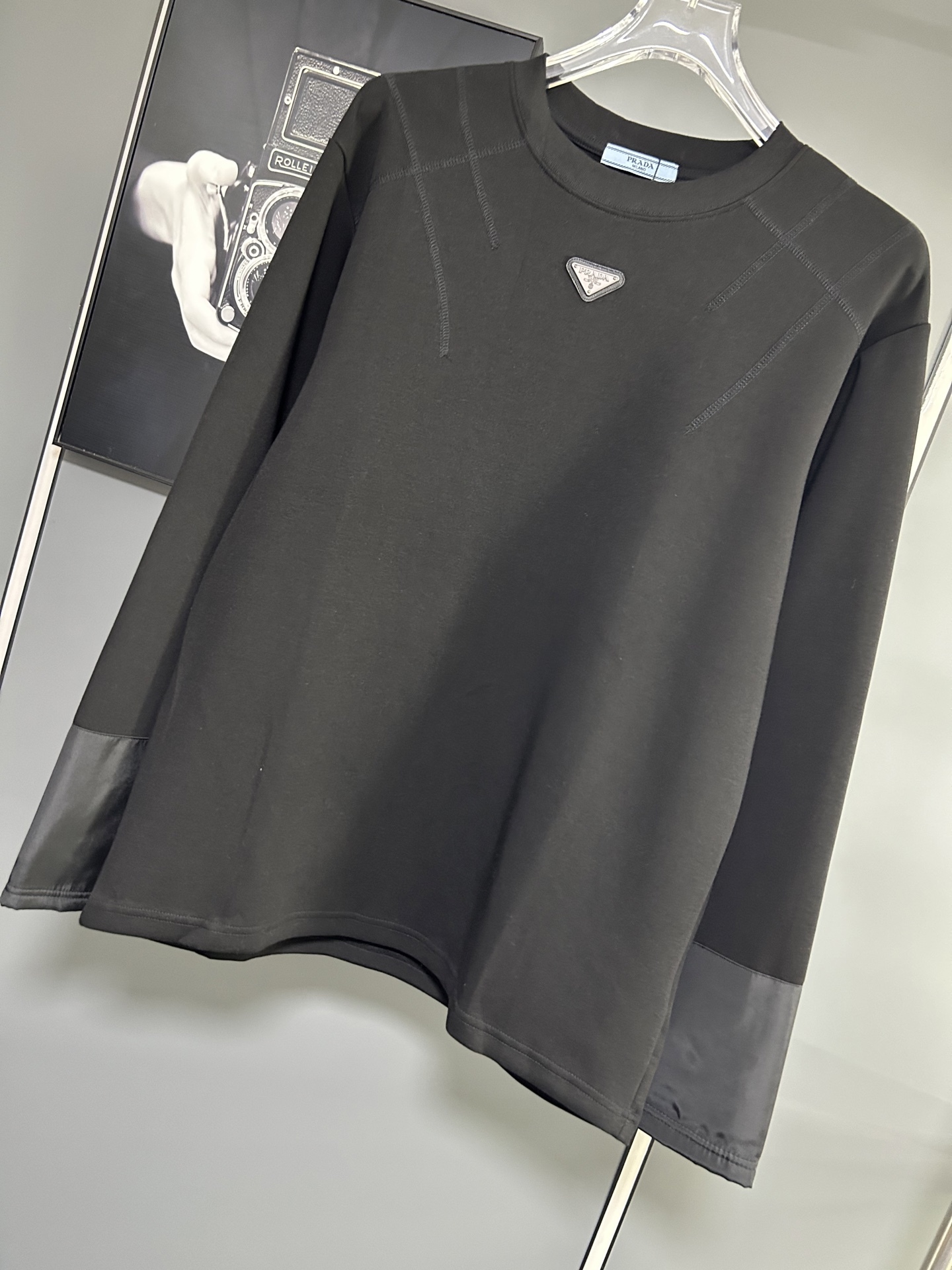 プラダ「Prada」レター ロゴ ロングスリーブ Tシャツ