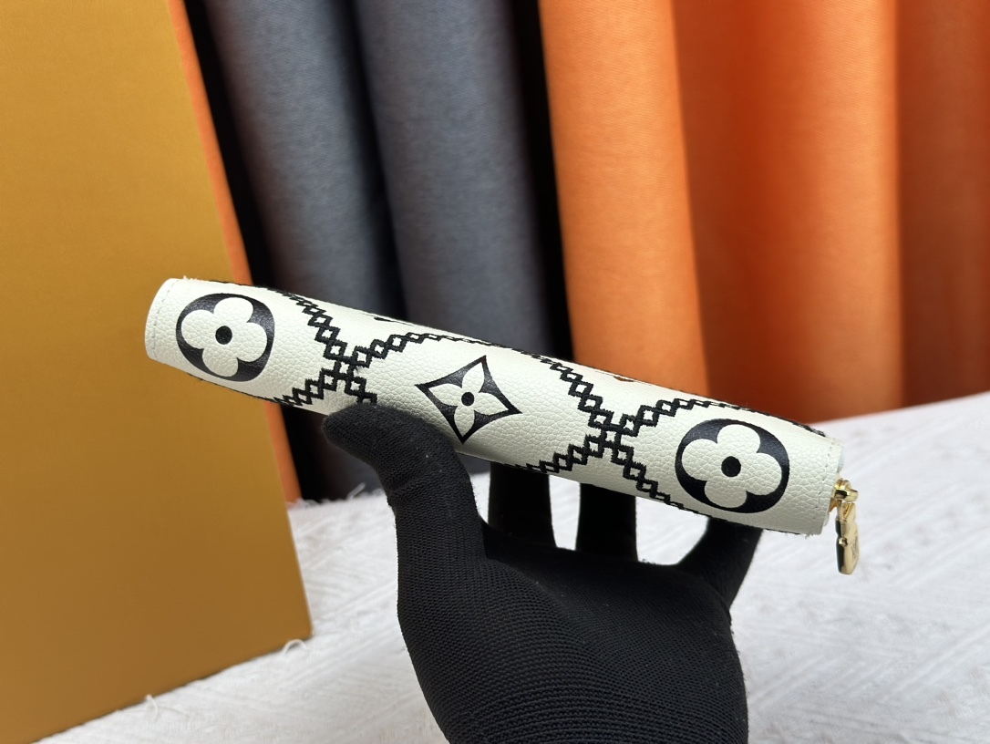 ルイ・ヴィトン ジッピー･ウォレット「エンボス 刺繍」