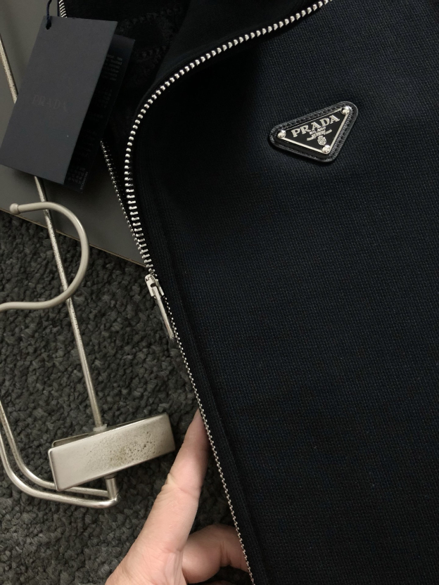 プラダ「Prada」メタル トライアングル ロゴ スタンドカラー ジャケット