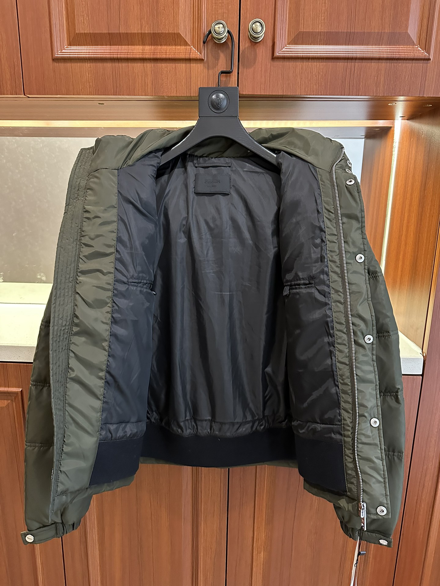 プラダ「Prada」フード付き ダウンジャケット
