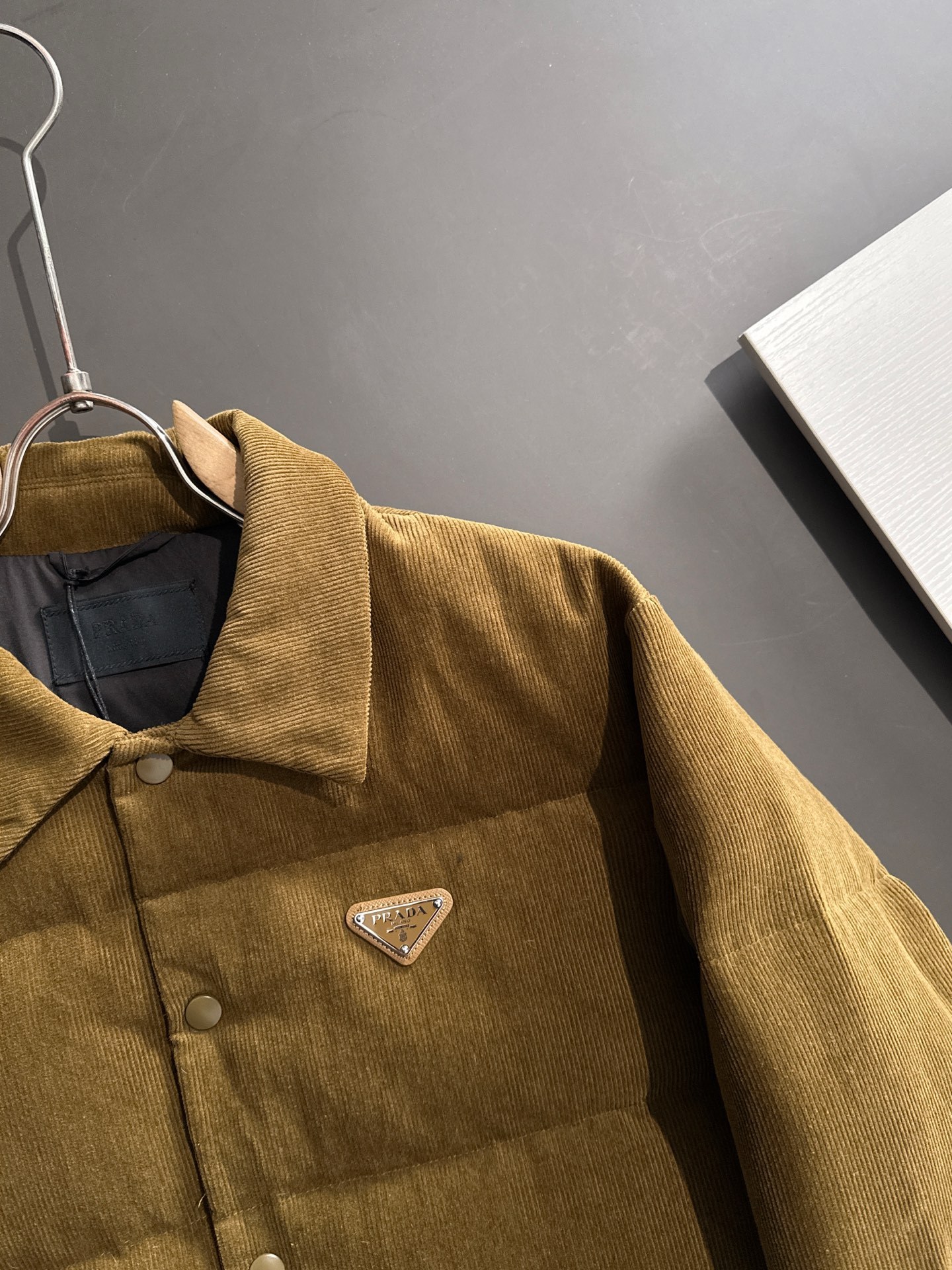 プラダ「Prada」コーデュロイ ダウン ジャケット