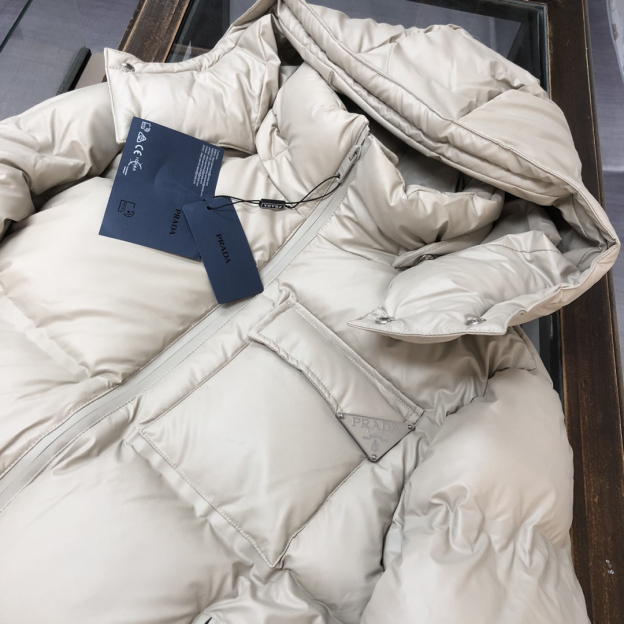 プラダ「Prada」ナイロン ダウン ジャケット