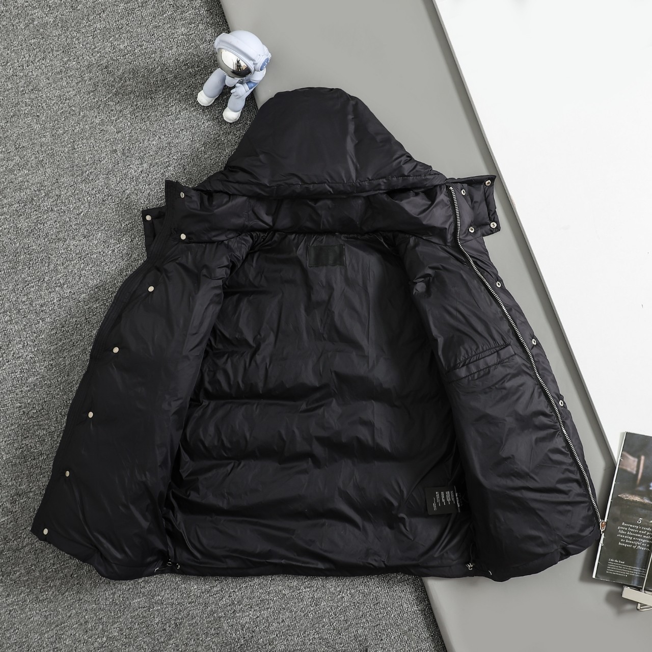 プラダ「Prada」リサイクル ナイロン ダウン ジャケット