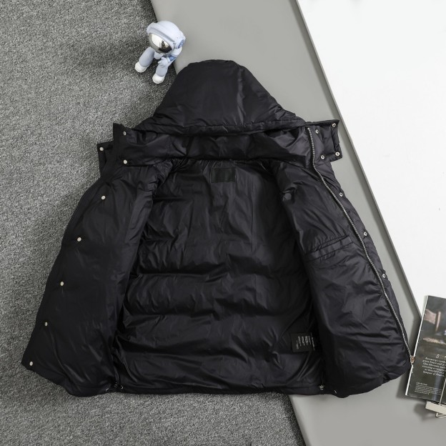 プラダ「Prada」リサイクル ナイロン ダウン ジャケット