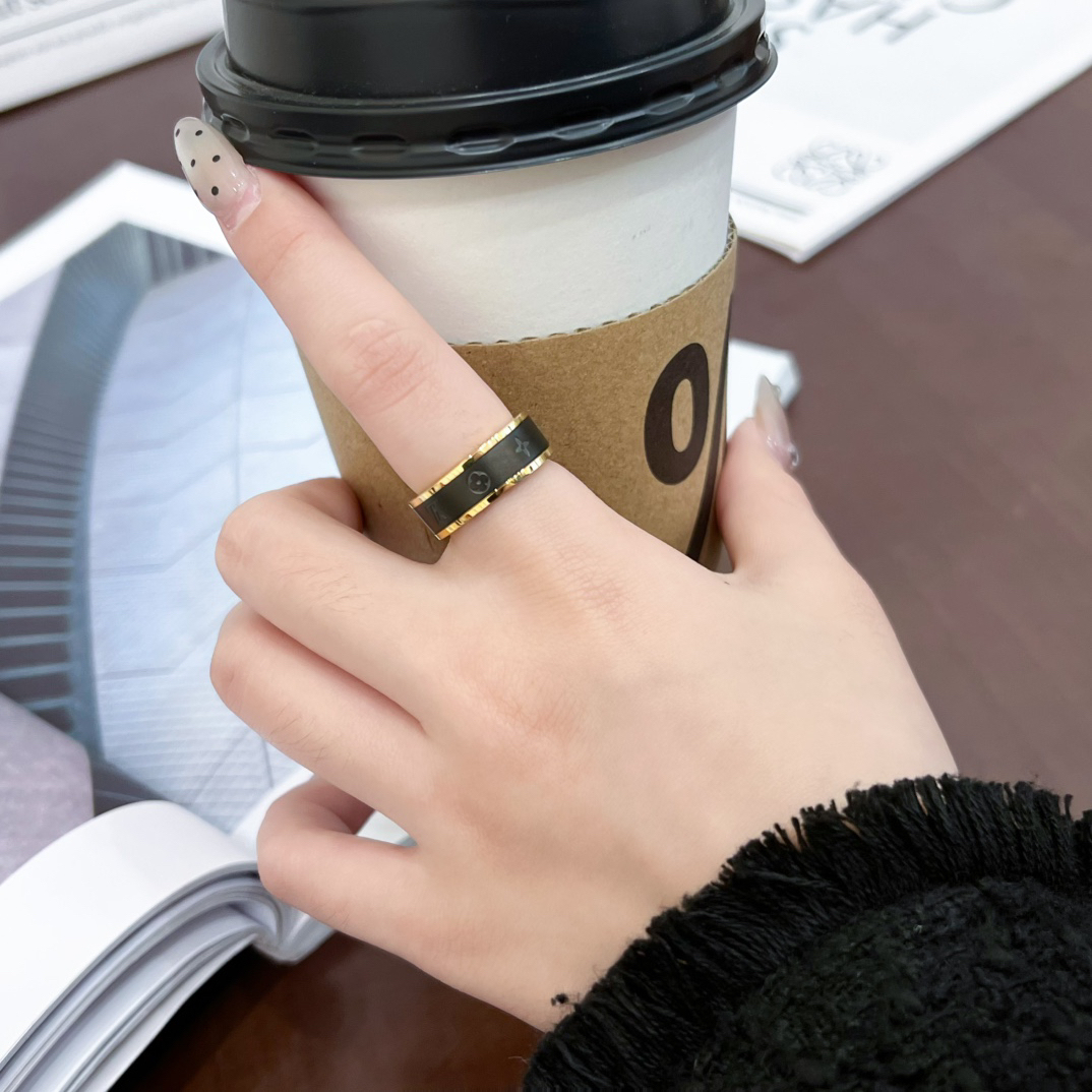 ルイ・ヴィトン「Louis Vuitton」ブラックセラミックリング