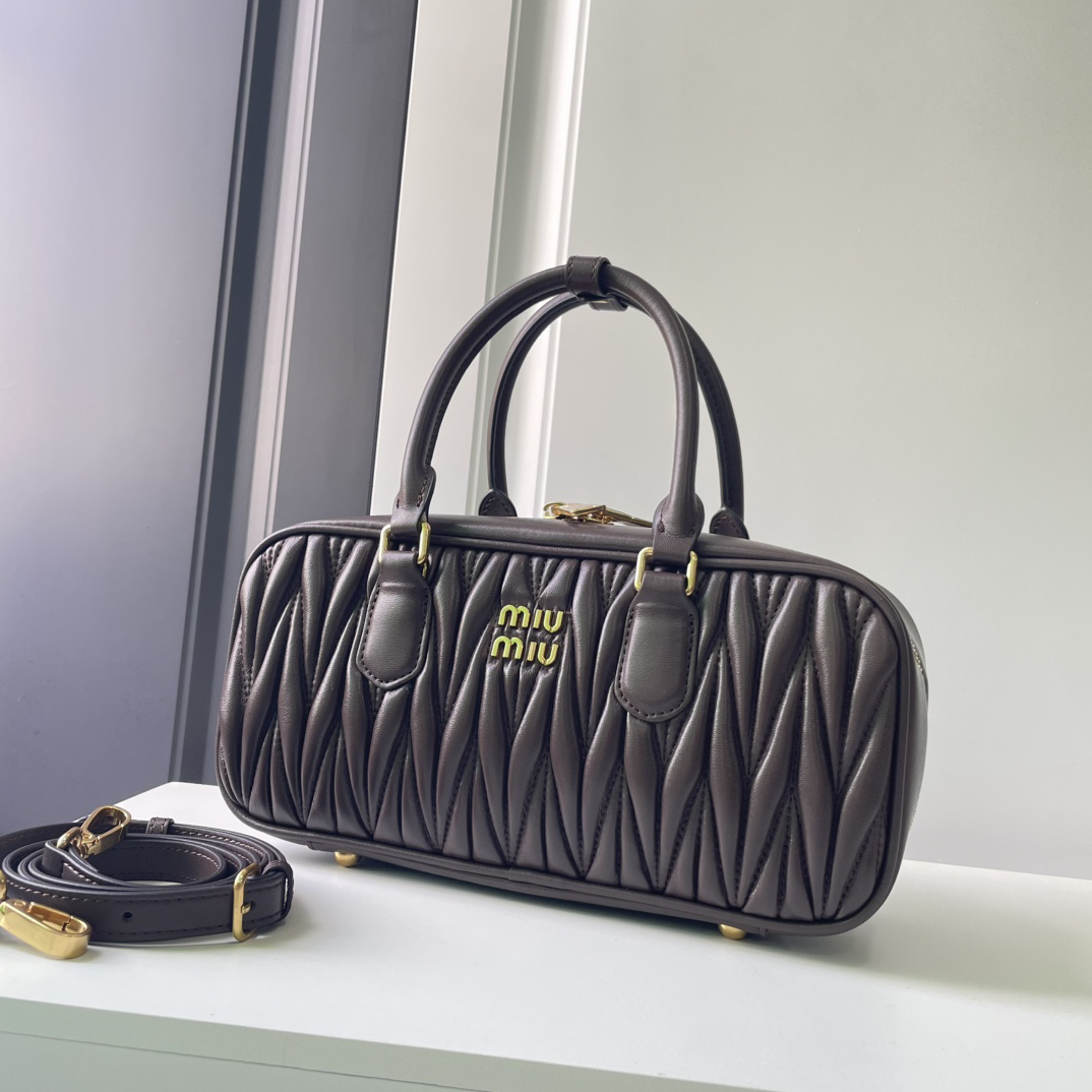 ミュウミュウ「Miu Miu」ボウリングバッグ 2025SSコレクション レザーショルダーバッグ