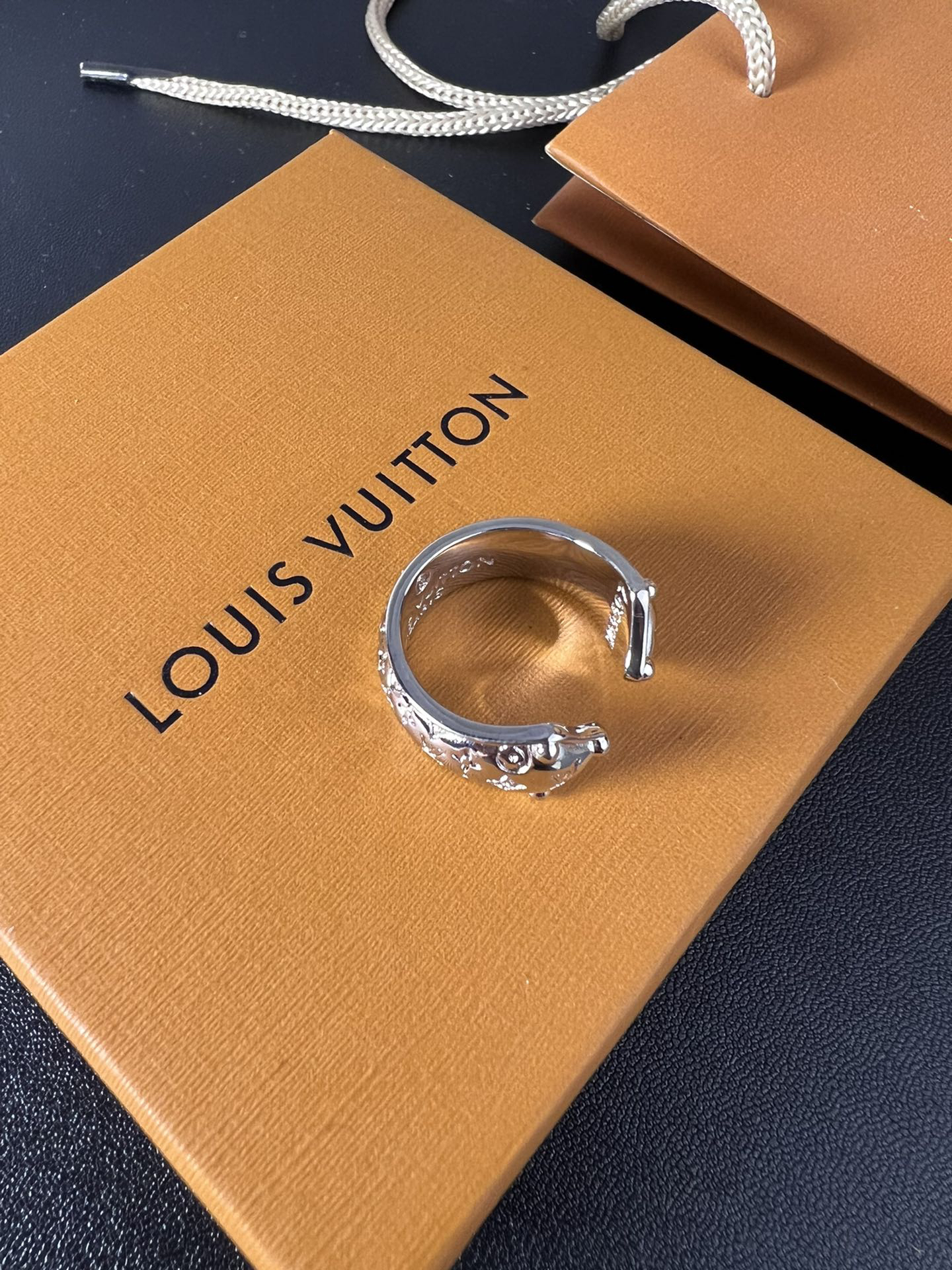 ルイ・ヴィトン「Louis Vuitton」Le Damier de Louis Vuitton Small Ring