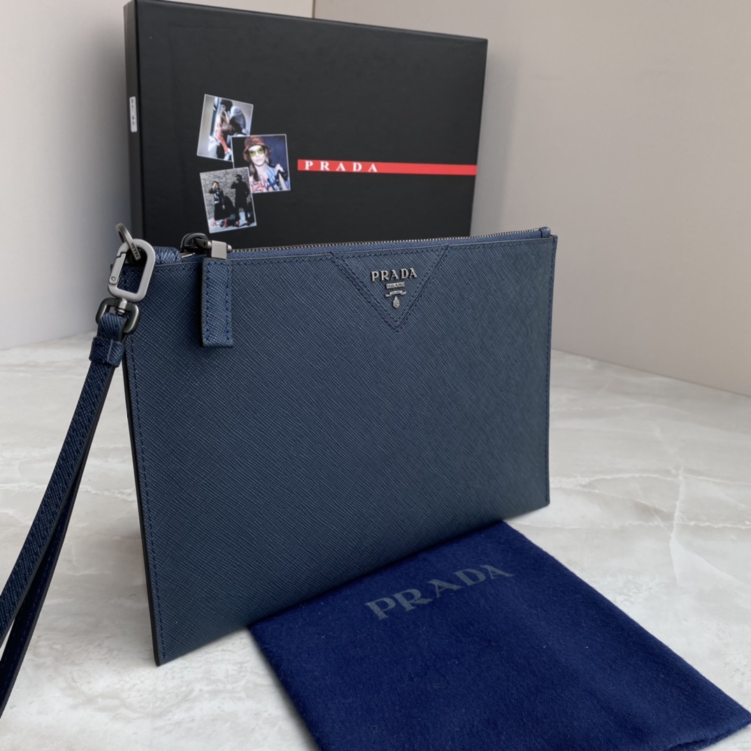 プラダ「Prada」ロゴアイテム クラッチバッグ