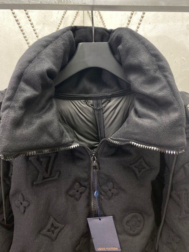 ルイ・ヴィトン「Louis Vuitton」ドゥ-マイユ エンボス加工 ダウンジャケット