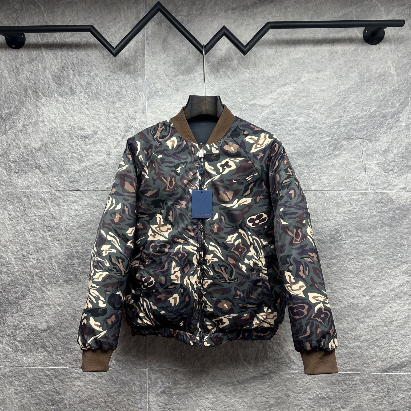 ルイ・ヴィトン「Louis Vuitton」ロゴ プリント ダウンジャケット