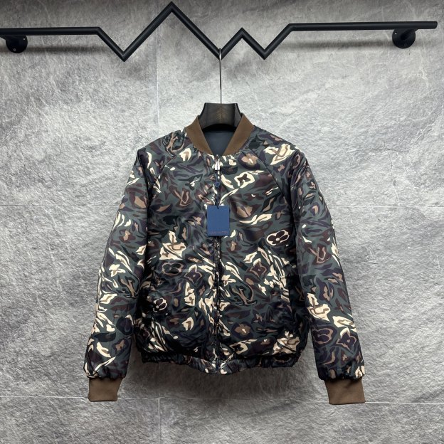 ルイ・ヴィトン「Louis Vuitton」ロゴ プリント ダウンジャケット