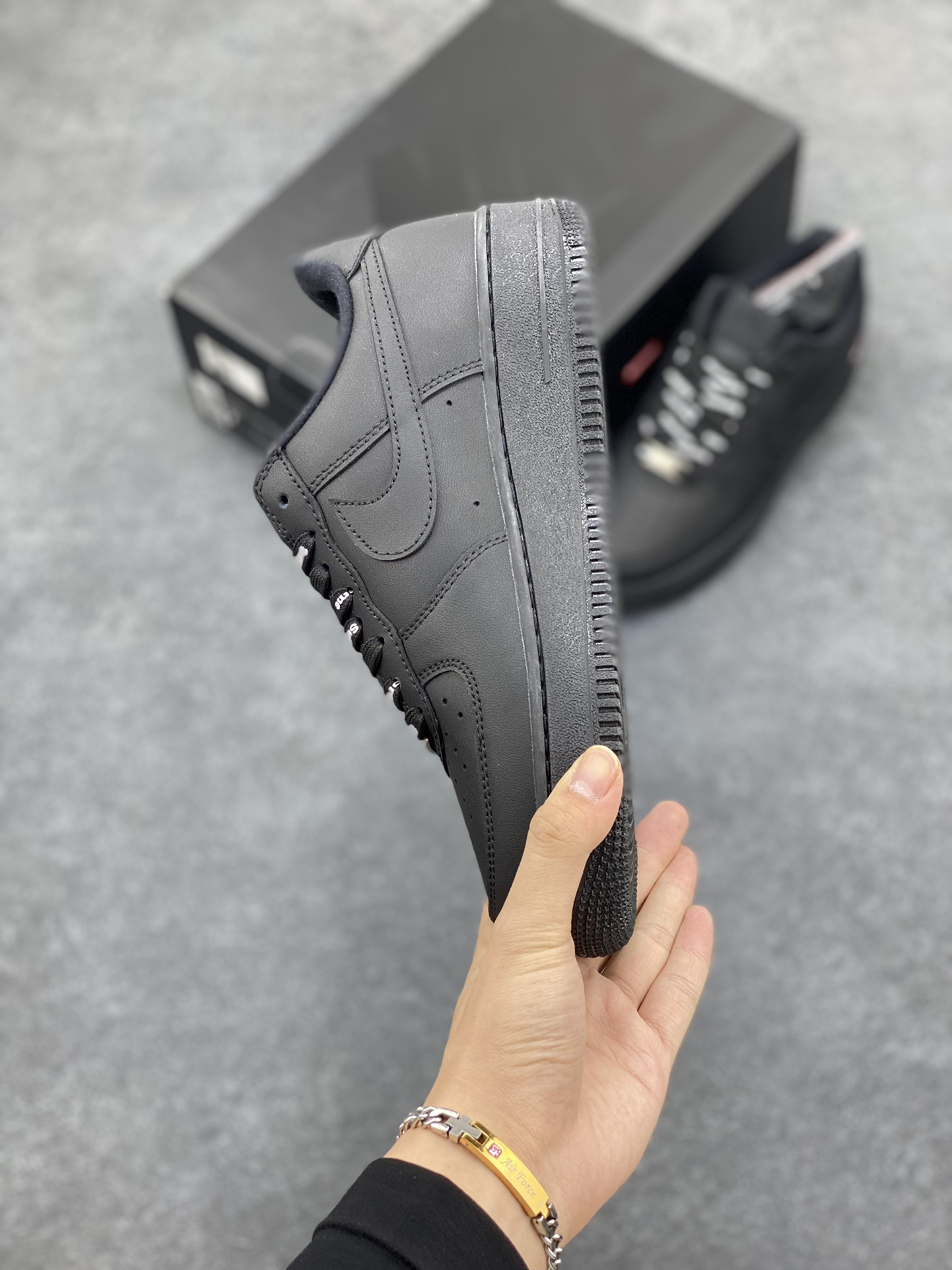 超入手困難「コラボモデル」Supreme × Nike Air Force 1 Low スニーカー