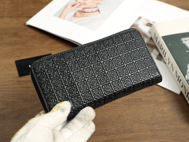 ロエベ「Loewe」ジッパー付き財布