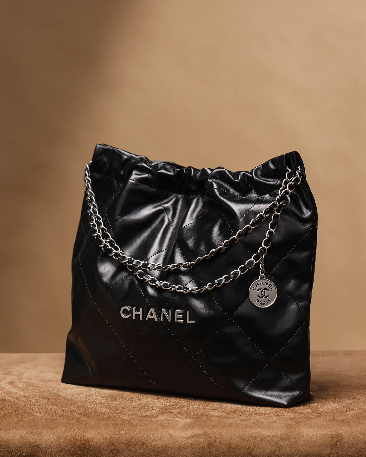 シャネル「Chanel」22バッグ シルバーロゴ ミディアムサイズ