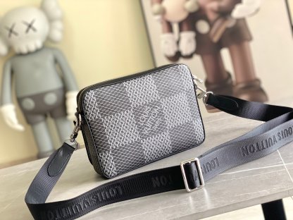 ルイ・ヴィトン「Louis Vuitton」新作 Trio メッセンジャーバッグ