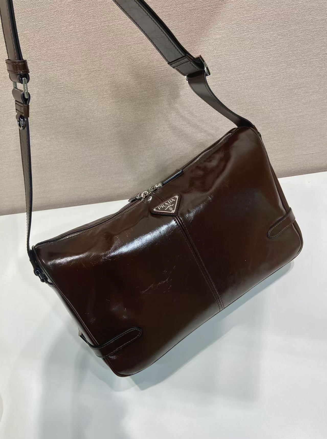 プラダ「Prada」レザー ショルダーバッグ