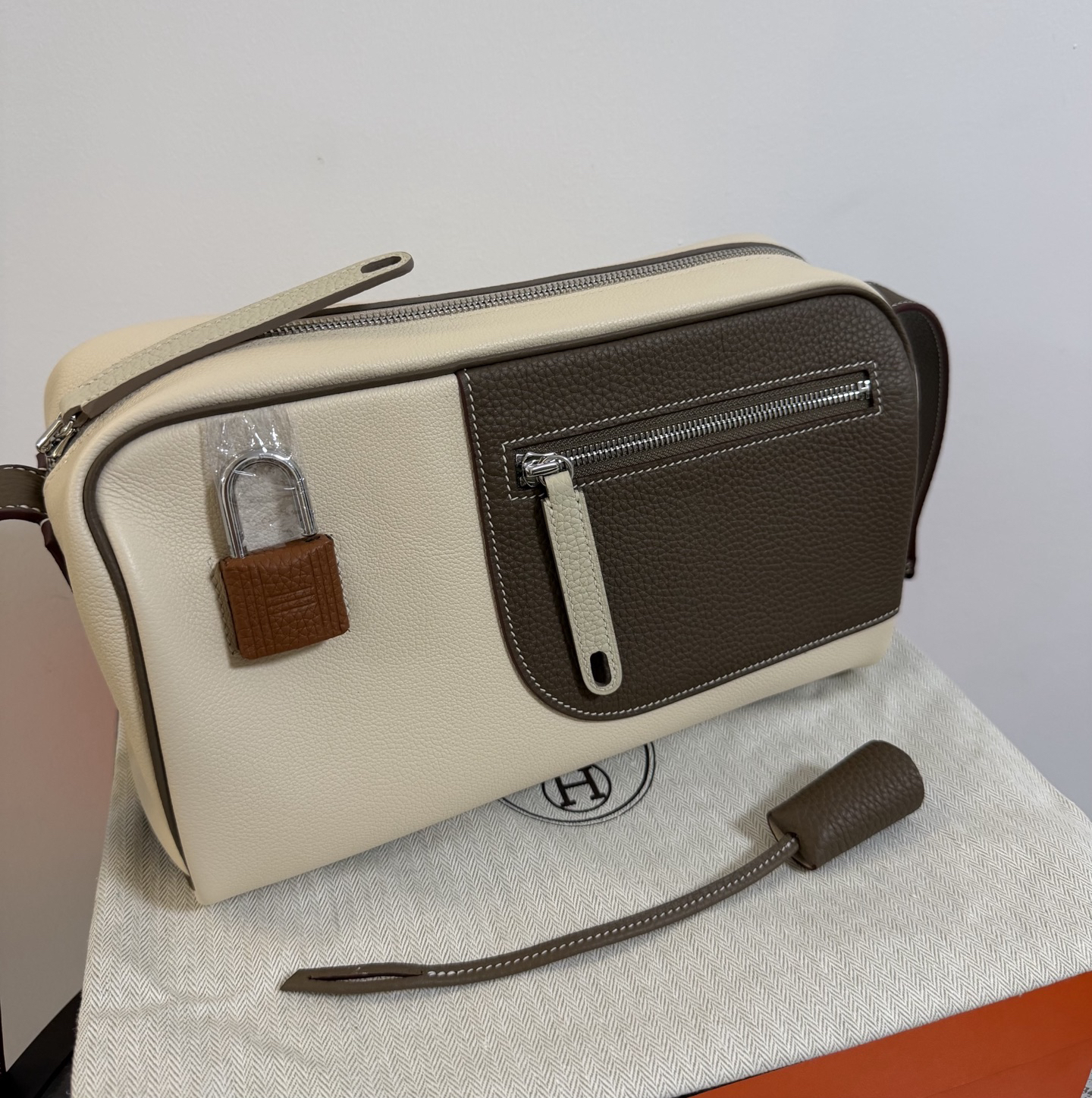 エルメス「Hermès」ヌーベルアンボディ ショルダーバッグ