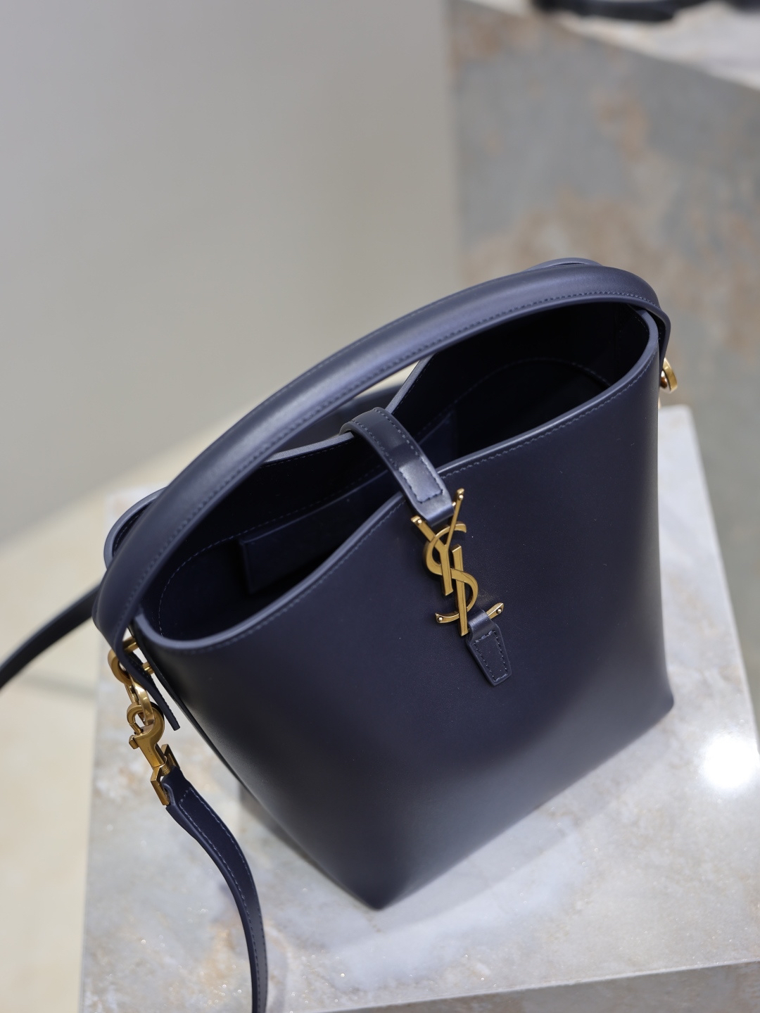 2026サンローラン「Saint Laurent LE 37 プティ スムースカーフレザー バケツバッグ