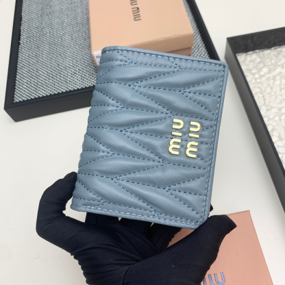 ミュウミュウ「Miu Miu」マテラッセレザー  折り財布