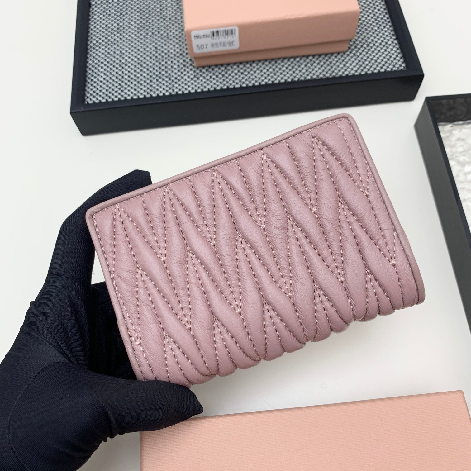 ミュウミュウ「Miu Miu」マテラッセレザー ジップアラウンド 折り財布