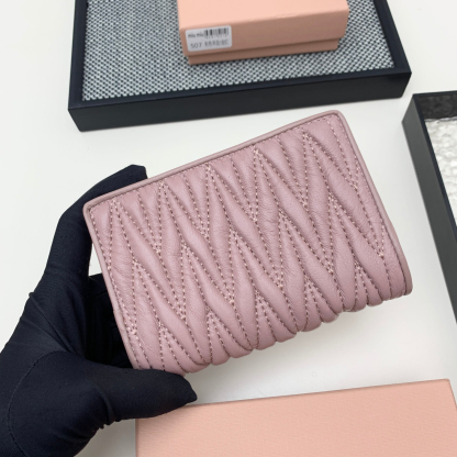 ミュウミュウ「Miu Miu」マテラッセレザー ジップアラウンド 折り財布