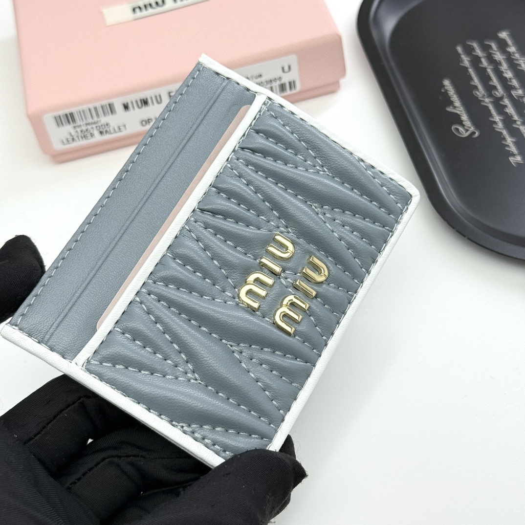 ミュウミュウ「Miu Miu」ミュウミュウ マテラッセ ラムスキン マルチウォレット F11 / コンパクトウォレット.