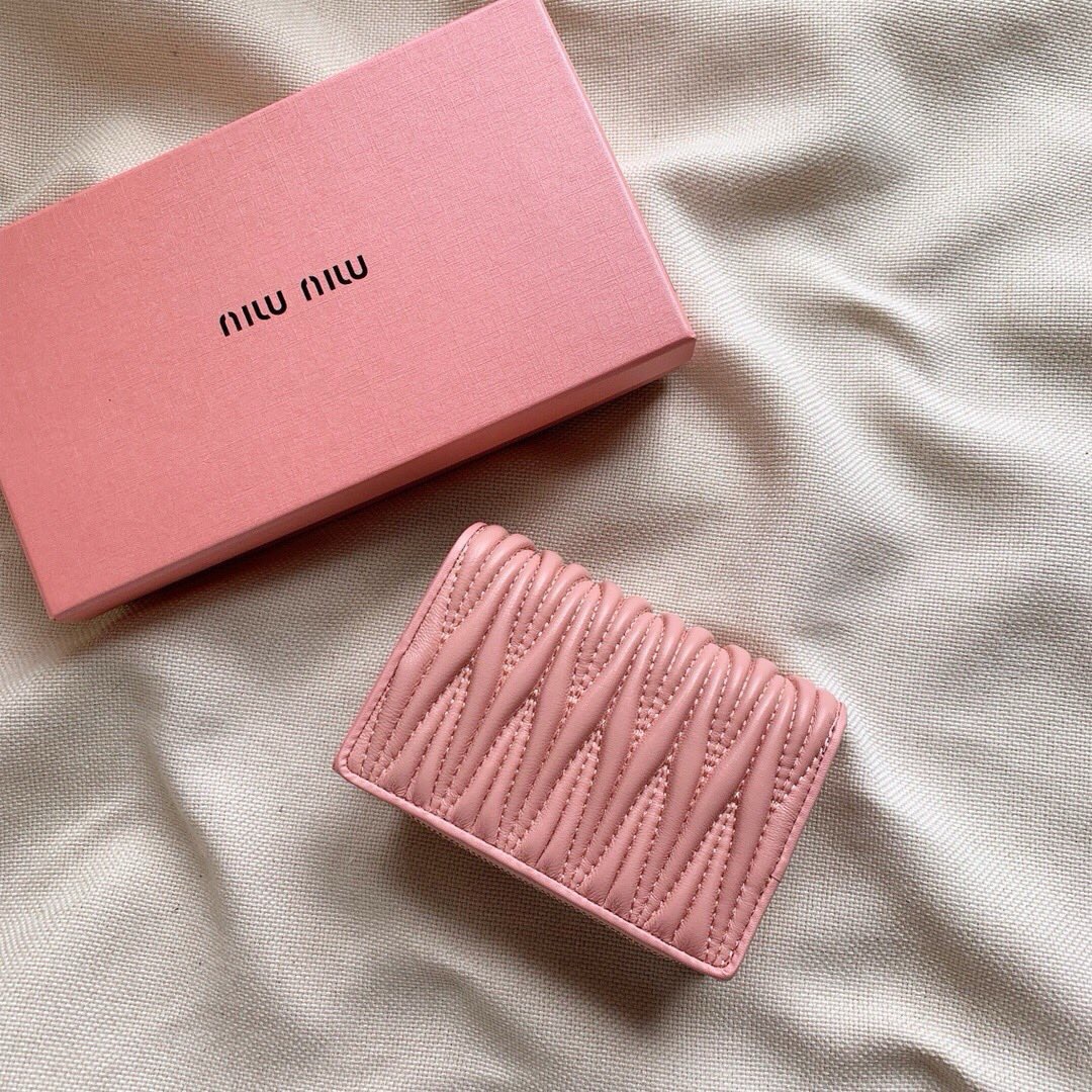 ミュウミュウ「Miu Miu」ミュウミュウ マテラッセ ラムスキン コンパクトウォレット 5196 / 二つ折り財布