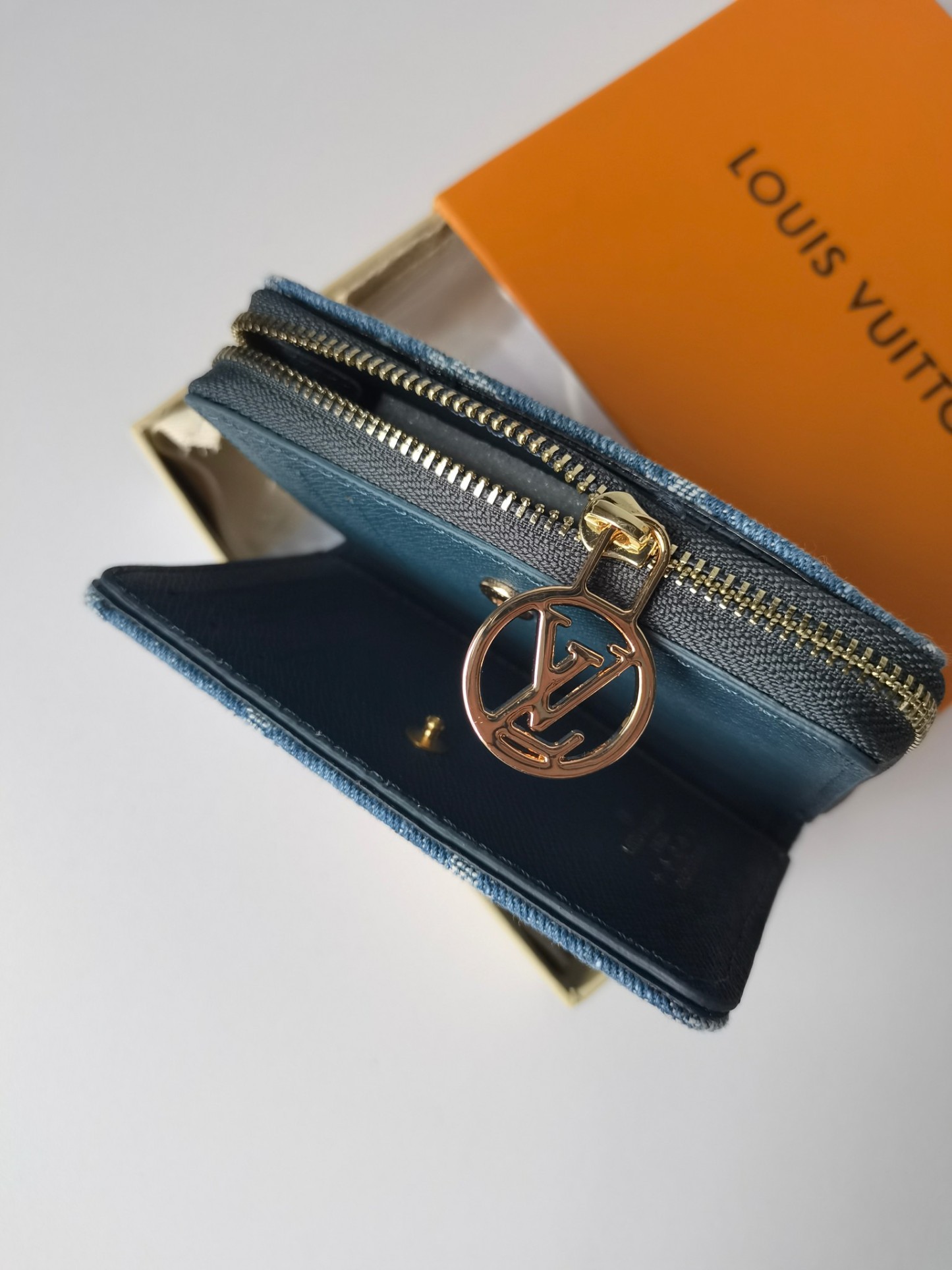 ルイ・ヴィトン「Louis Vuitton」ルイ・ヴィトン ポルトフォイユ・ルー ジッピー コンパクトウォレット M83160 / 二つ折り財布