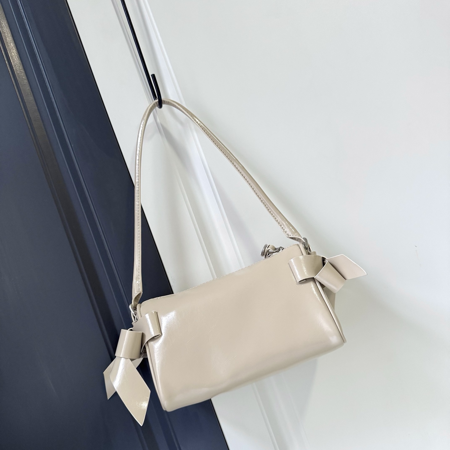 ミュウミュウ「Miu Miu」ミュウミュウ シャイニーレザーポーチ 5NE029 / ハンドバッグ