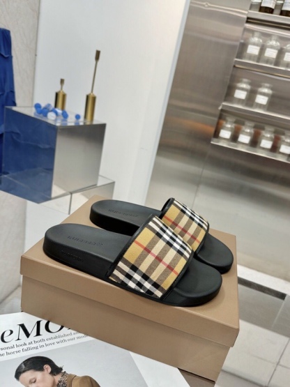 バーバリー「Burberry」バーバリー ヴィンテージ チェック スライドサンダル / ビーチサンダル