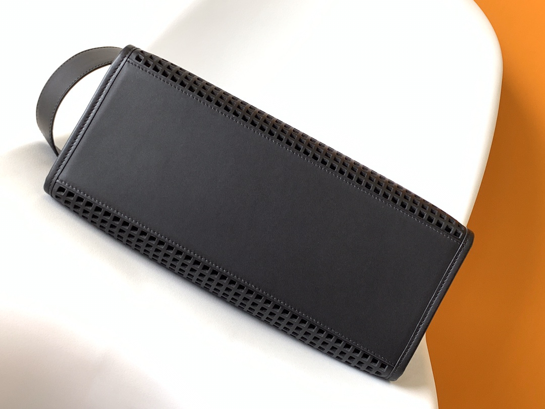 フェンディ「Fendi」Sunshine Shoer パンチングレザー トートバッグ