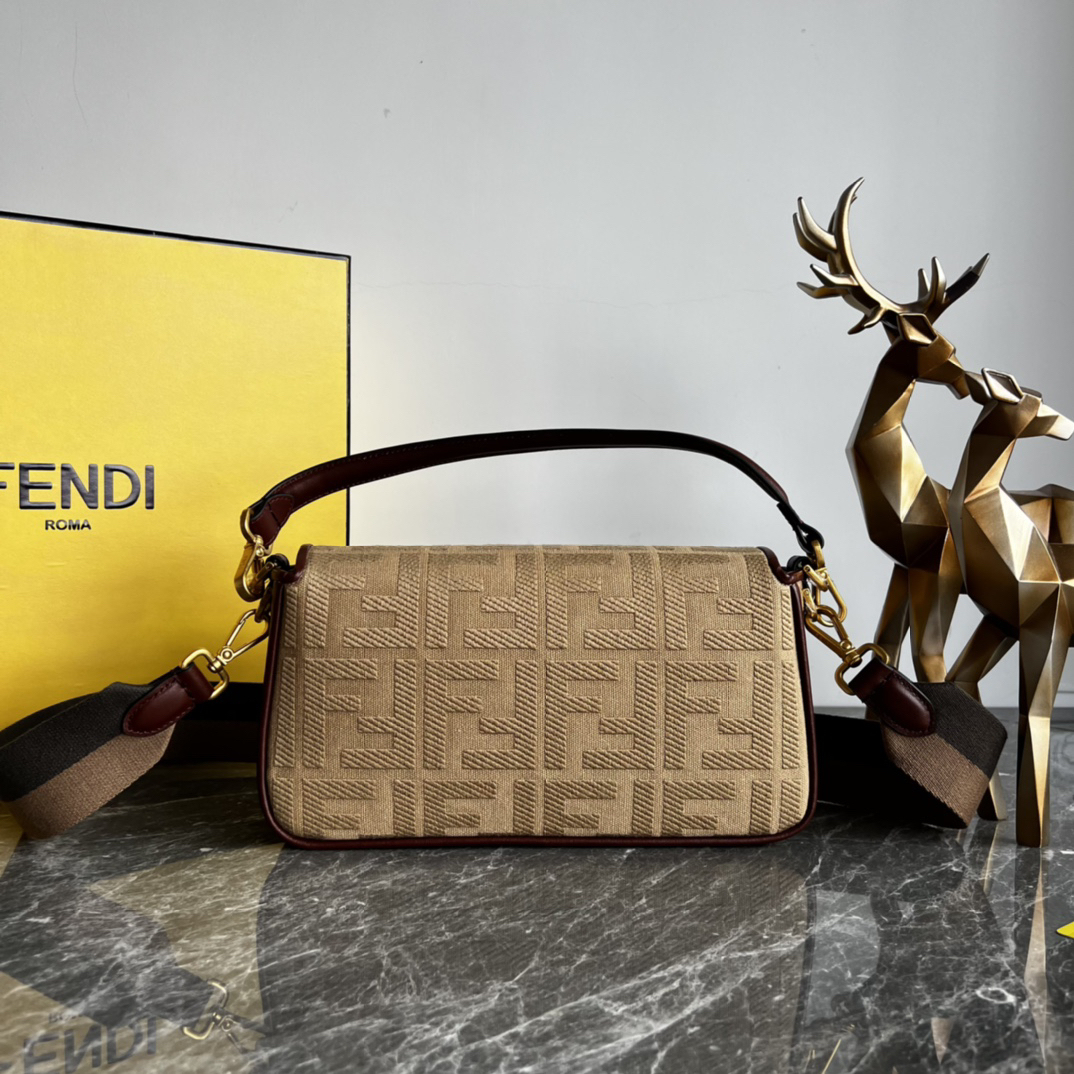 フェンディ「Fendi」Baguette ワッシュデニム シャイニーFFエンブレム バッグ-ISETAN PRESTIGE CURATED
