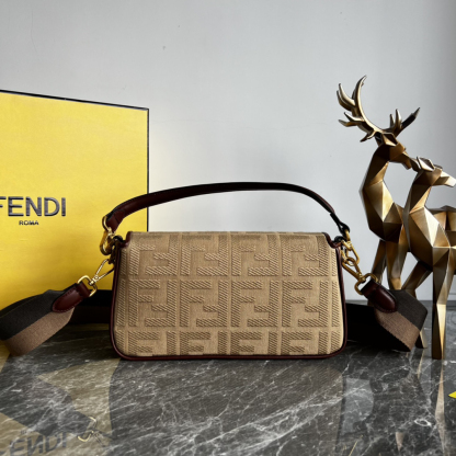 フェンディ「Fendi」Baguette ワッシュデニム シャイニーFFエンブレム バッグ-ISETAN PRESTIGE CURATED