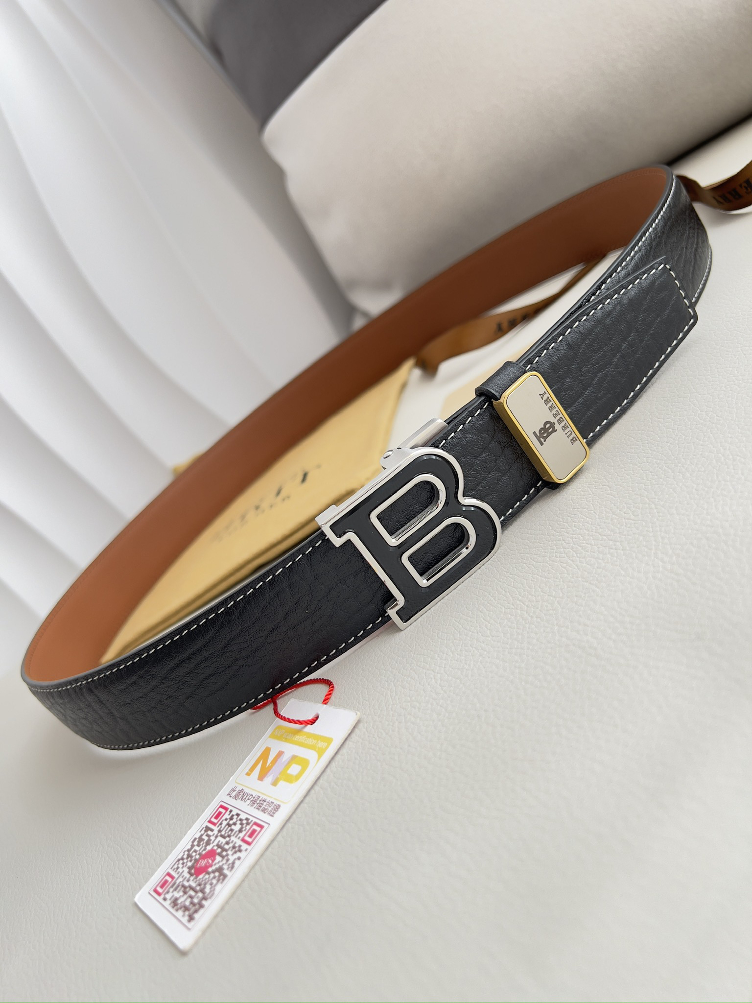 バーバリー「Burberry」オートロックベルト 2色