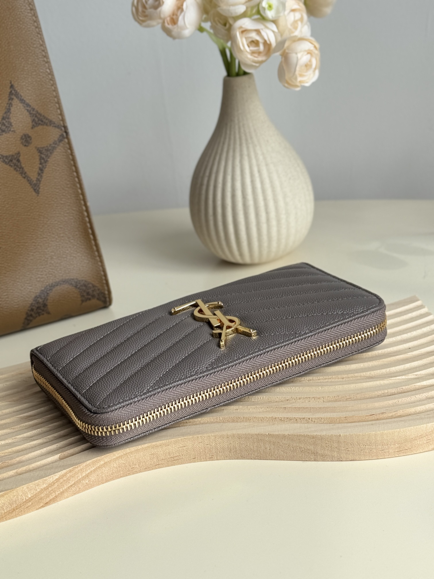 モノグラム・サンローラン「Saint Laurent」フルジップウォレット（グレインパウダーテクスチャー キルティングレザー）