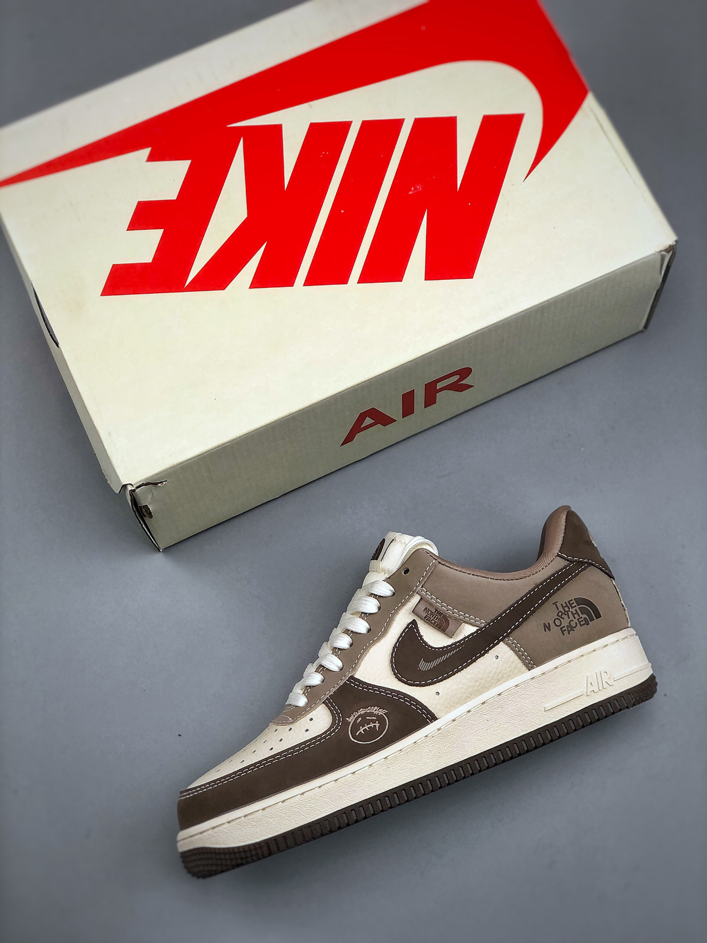 「コラボモデル」Travis Scott x Nike Air Force 1 Low '07 Travis Scott コラボレーション スニーカー ホワイト＆ブラウン