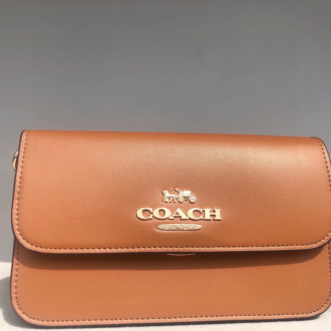 コーチ「Coach」Brynn レザー アンダーアームバッグ