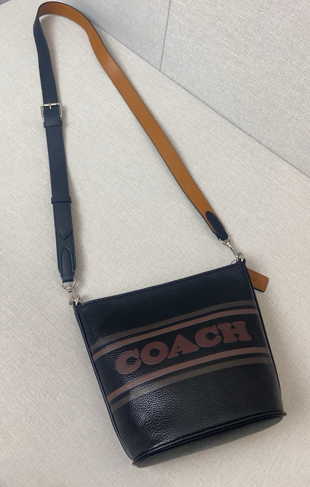 コーチ「Coach」Logan レザー バケットバッグ