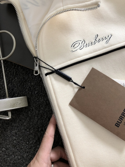 バーバリー「Burberry」バーバリー レタリング刺繍 ジップアップジャケット / アウター