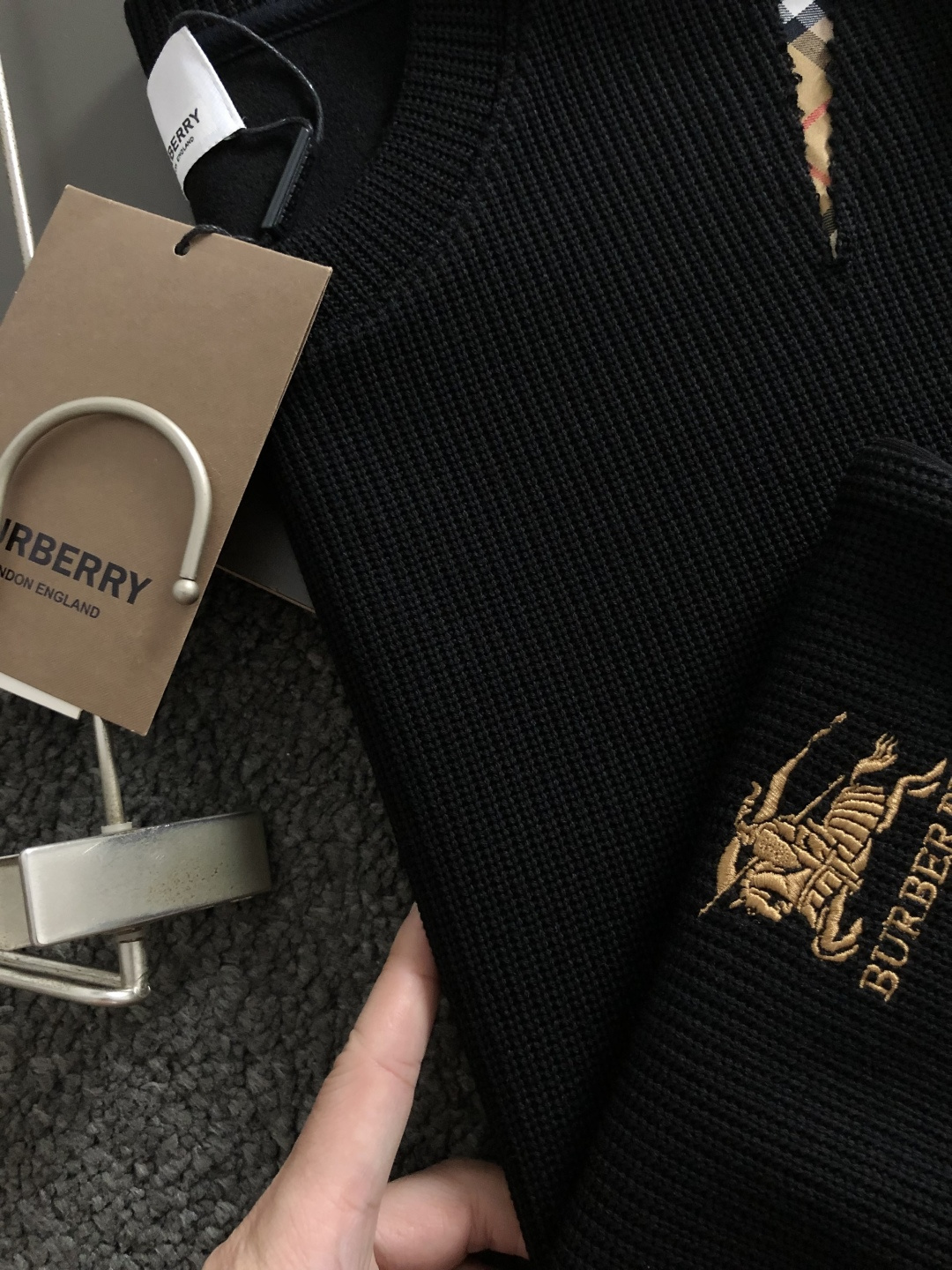 バーバリー「Burberry」バーバリー チェック×ナイト刺繍 クルーネックスウェットシャツ / ロングスリーブスウェット
