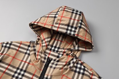 バーバリー「Burberry」バーバリー ロゴプリント ジップアップジャケット / アウター
