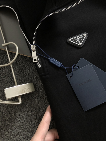 プラダ「Prada」プラダ リサイクルダブルジャージー ジップアップスウェットシャツ / プルオーバー